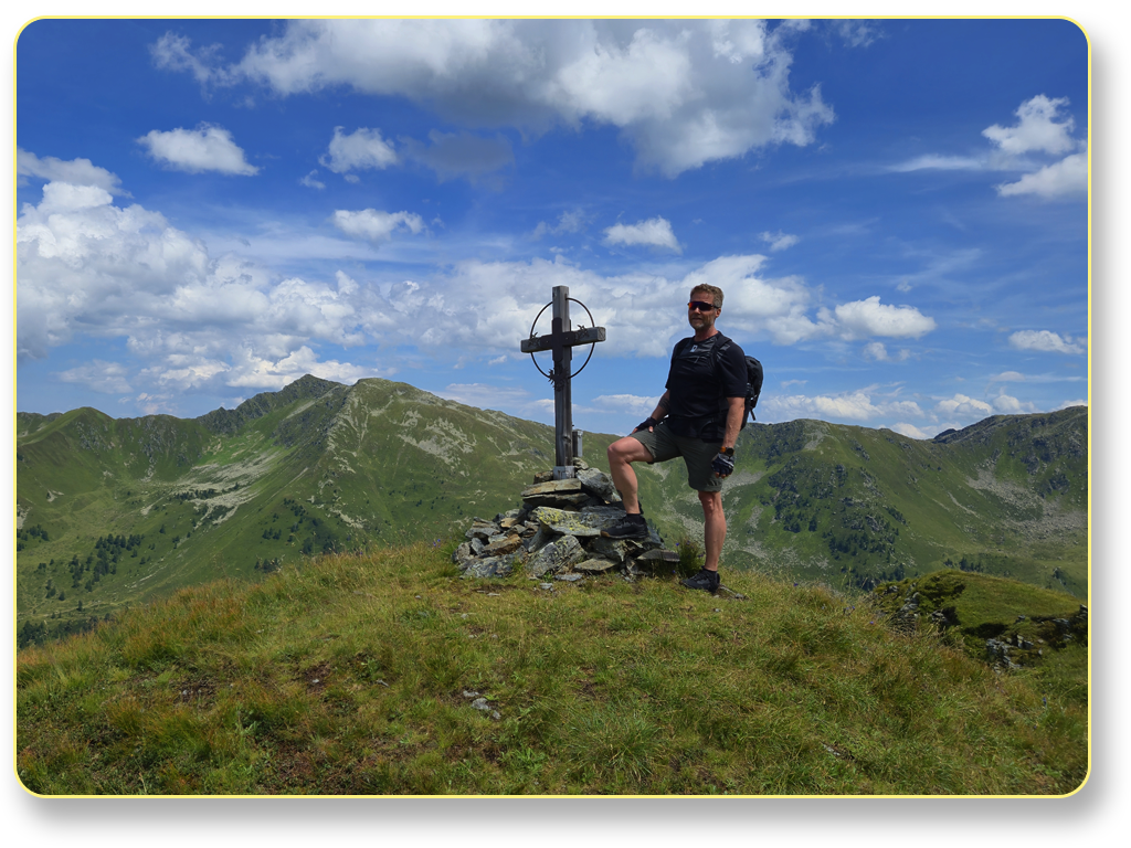 Ein Containerlagerplatz mit einigen Containern